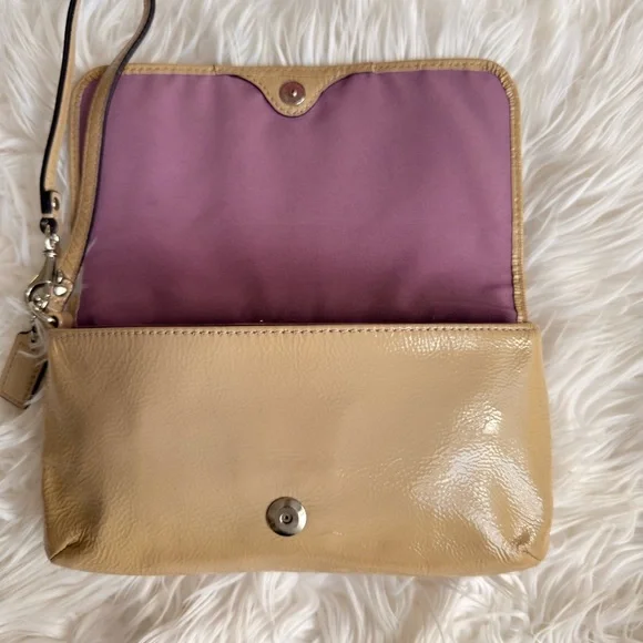 Coach Ashley Taupe Pattent Leather Flap Closure Credit Card Wristlet Wallet - Picture 3 of 8